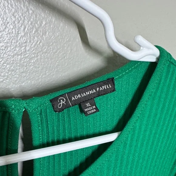 Chic Emerald Green Blouse for Women - Picture 2 of 4